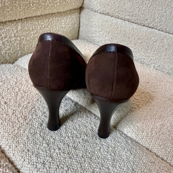 CHANEL Suede Heels Brown - Picture 9 of 10